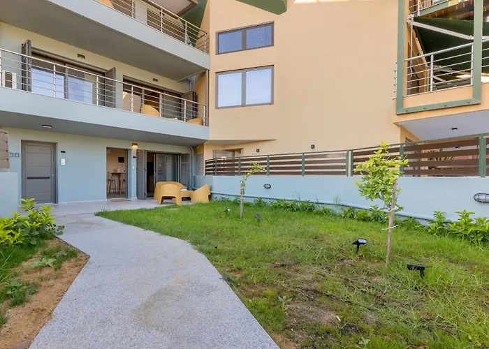 Azure Sofia - Grounded Daire